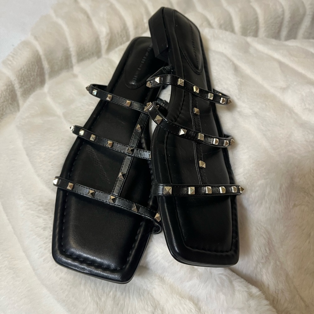WHBM 9M Brooklyn Square Toe Black Gold Studded Sandals Fall Spring Preppy Flat